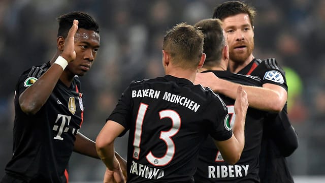 Bayerns Torschütze David Alaba (li.) bejubelt mit den Teamkollegen den souveränen Einzug ins Pokal-Achtelfinale.