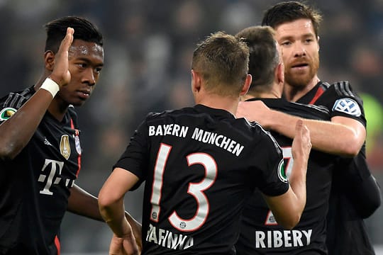 Bayerns Torschütze David Alaba (li.) bejubelt mit den Teamkollegen den souveränen Einzug ins Pokal-Achtelfinale.