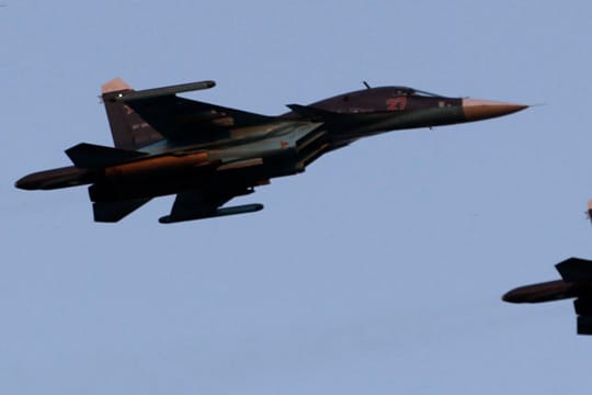Ein Verband russische Kampfbomber vom Typ Su-34