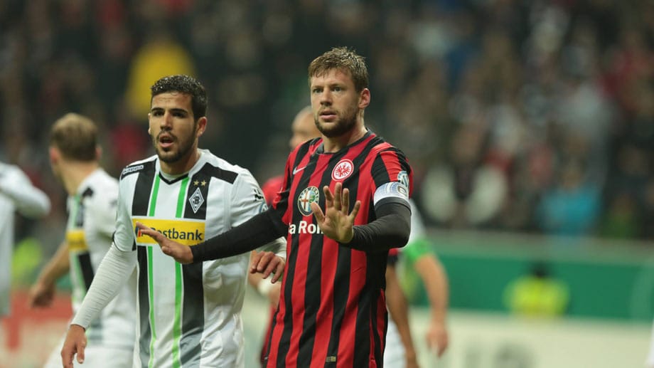 Marco Russ von Eintracht Frankfurt verliert nach dem Ausscheiden im DFB-Pokal gegen Gladbach die Beherrschung.