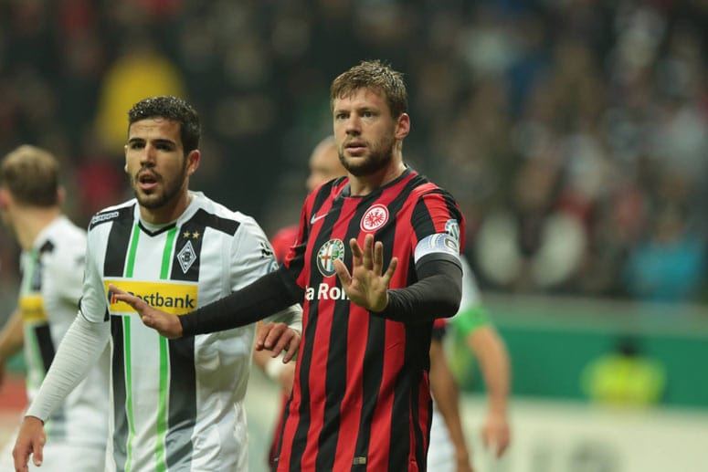 Marco Russ von Eintracht Frankfurt verliert nach dem Ausscheiden im DFB-Pokal gegen Gladbach die Beherrschung.