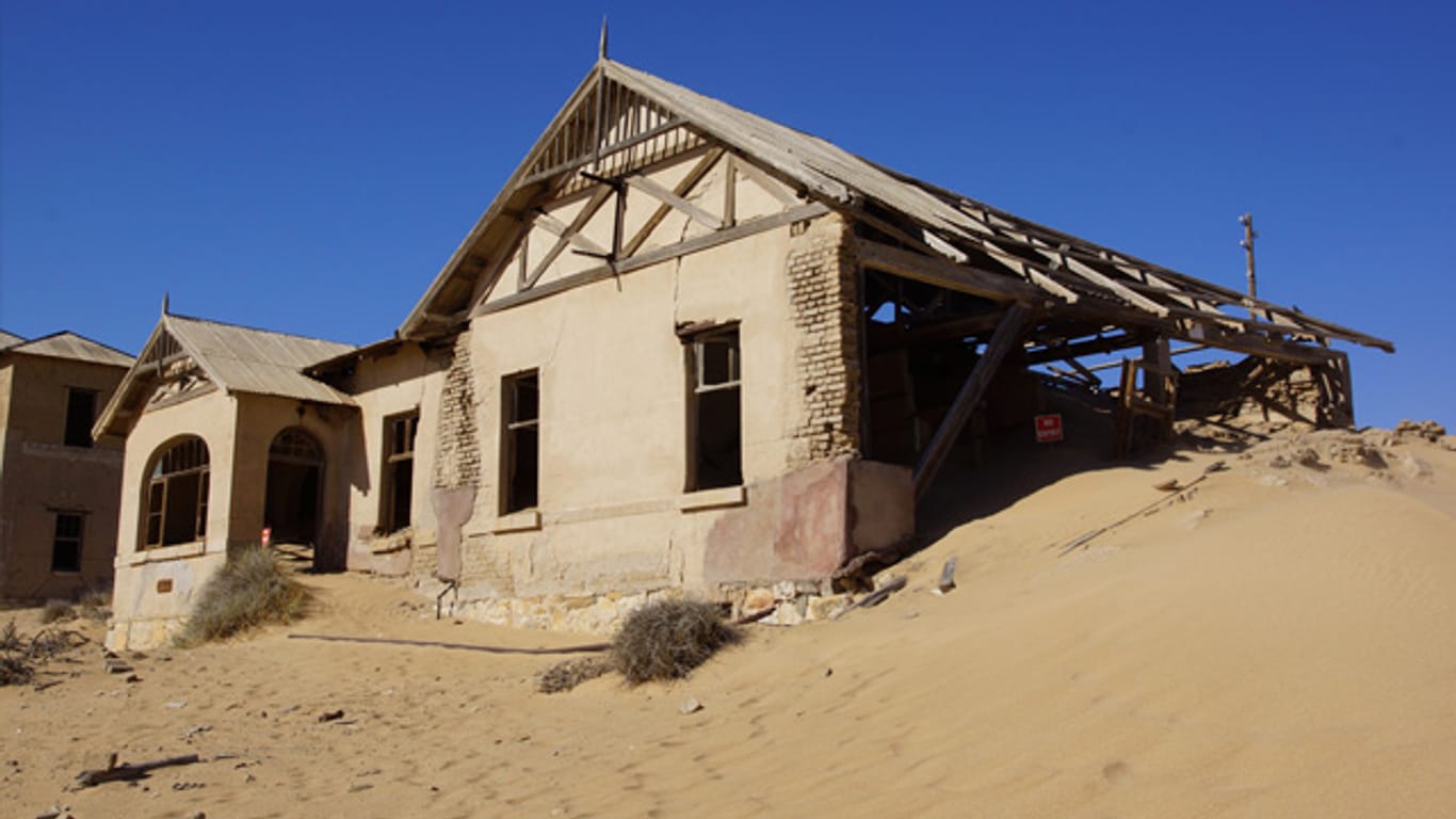 In Kolmanskuppe erobert sich die Wüste die Gebäude zurück