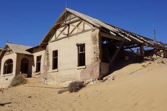 In Kolmanskuppe erobert sich die Wüste die Gebäude zurück