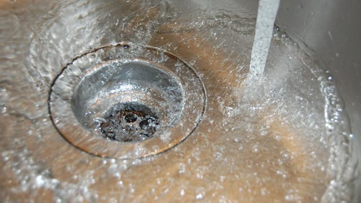 Seit Jahren sinkt der Wasserverbrauch pro Kopf. Ist Wassersparen am Ende sogar schädlich?