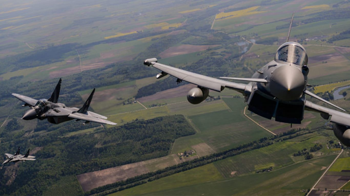 Nato-Kampflugzeuge über Litauen: Das Militärbündnis hat seine Luftraumüberwachung über Osteuropa deutlich verstärkt.