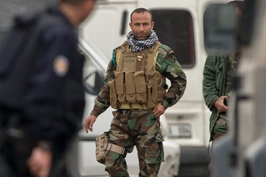 Ein Peschmerga in neuer Ausrüstung - auf die schweren Waffen der Kurden-Kämpfer hoffen die Verteidiger von Kobane