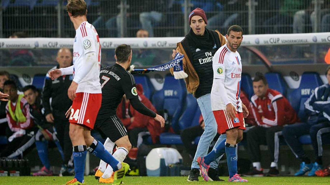 Franck Ribéry (2. v. li.) wird von einem Flitzer angegriffen.