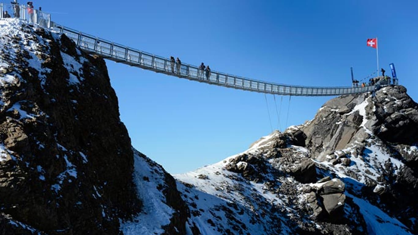 Der neue "Peak Walk" im Skigebiet "Glacier 3000" bei Staad