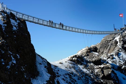 Der neue "Peak Walk" im Skigebiet "Glacier 3000" bei Staad