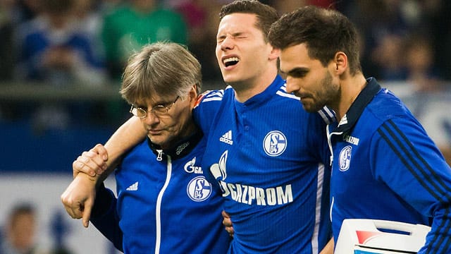 Schalkes Julian Draxler muss in der Partie gegen Augsburg kurz nach Anpfiff wieder vom Platz. Schalkes Julian Draxler muss in der Partie gegen Augsburg kurz nach Anpfiff wieder vom Platz.