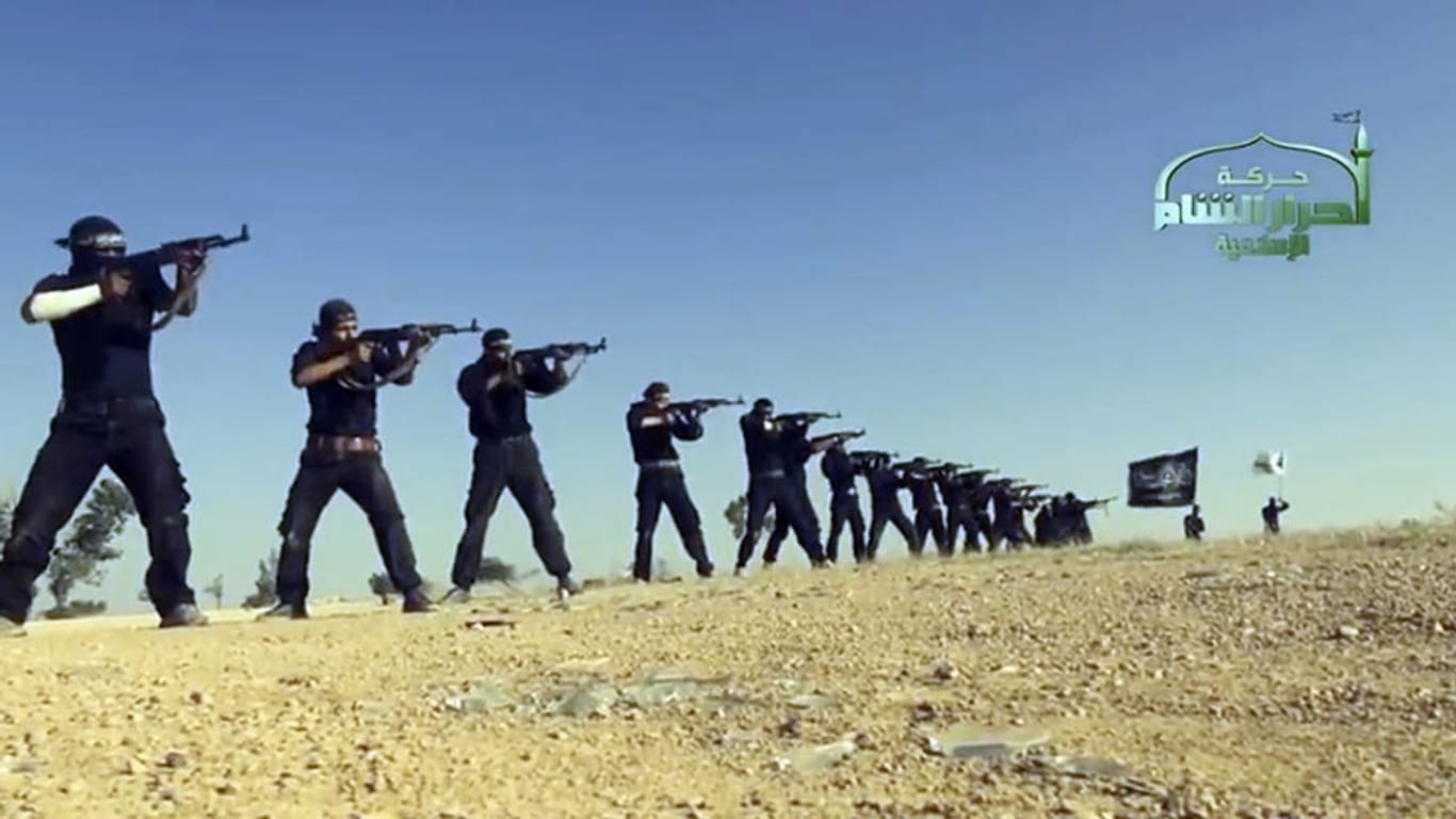 In einem Propaganda-Video sind IS-Terroristen in Syrien zu sehen.