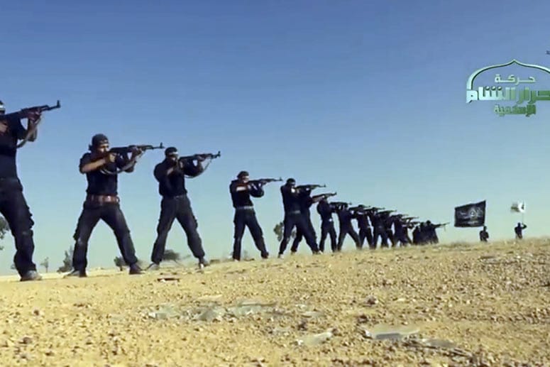In einem Propaganda-Video sind IS-Terroristen in Syrien zu sehen.