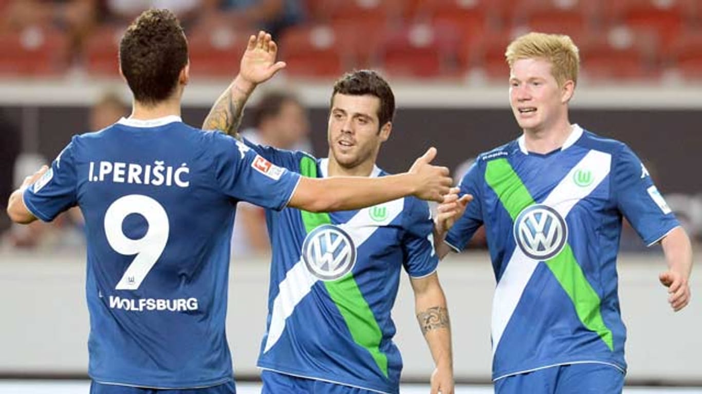 Der Wolfsburger Spieler Ivan Perisic (li.) freut sich zusammen mit den Kollegen Vieirinha (Mi.) und Kevin De Bruyne über seinen Teffer zum 4:0.
