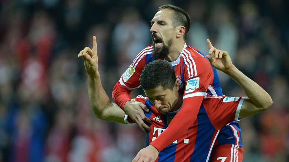 Obenauf: Franck Ribéry jubelt mit Torschütze Robert Lewandowski über den Ausgleich.