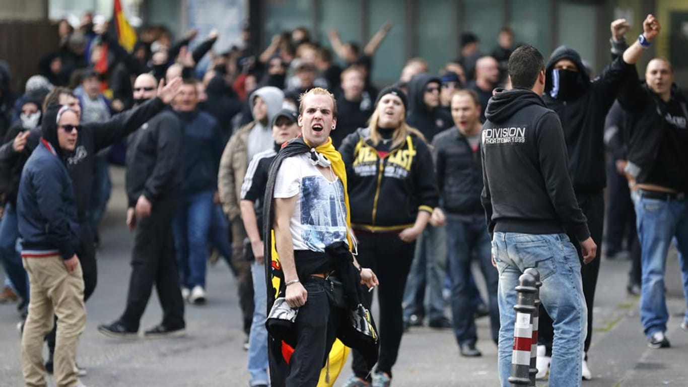 Gewaltbereite Hooligans planen Demonstrationen in mehreren deutschen Städten
