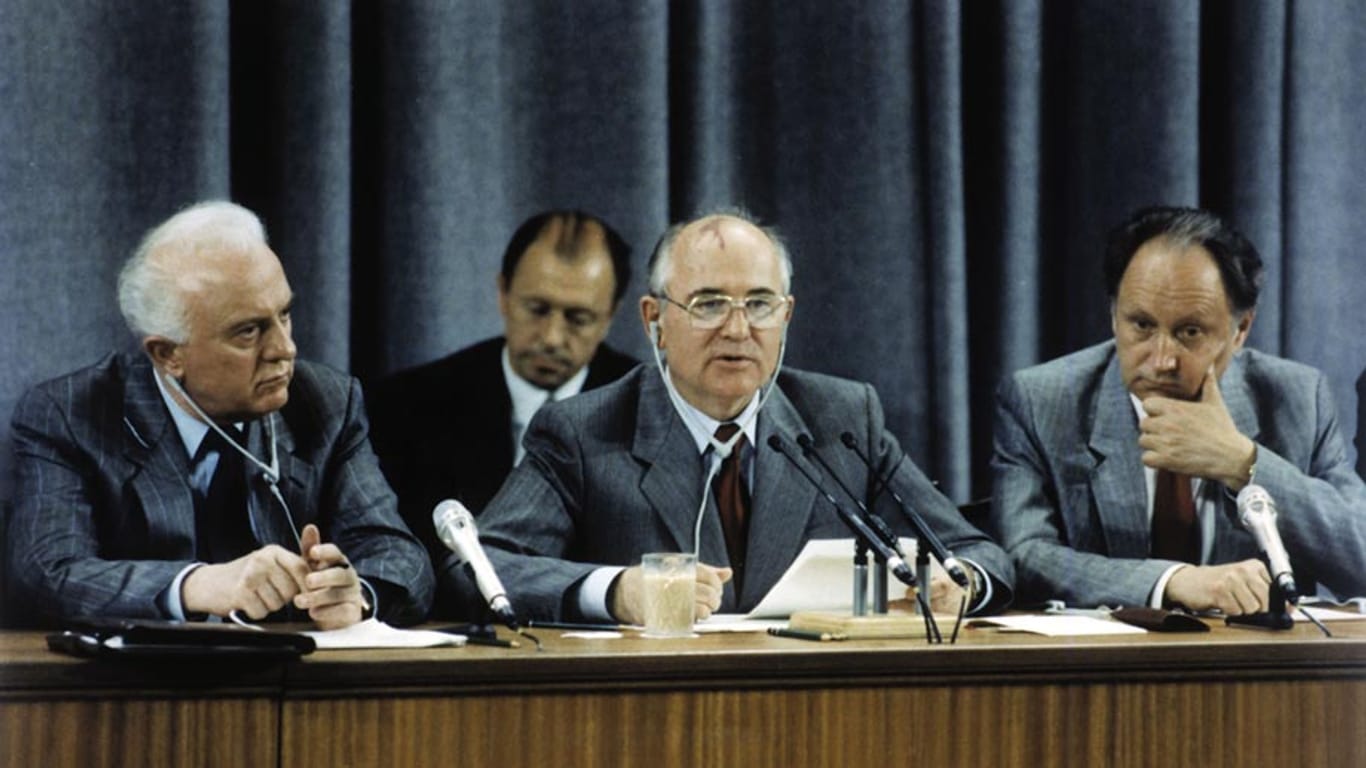 KPdSU-Generalsekretär Michael Gorbatschow (re.) und Außenminister Eduard Schewardnadse 1988