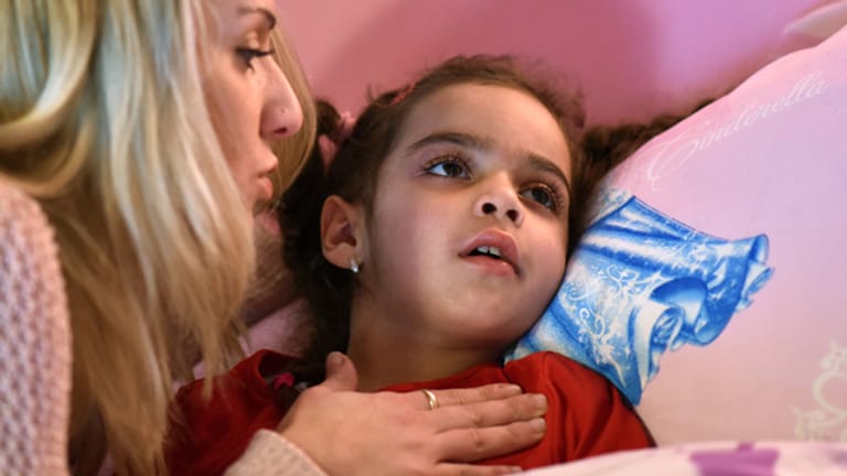 Masern: Mirella Kunzmann spricht mit ihrer kranken Tochter Aliana. Das Mädchen leidet an chronischer Masern-Gehirnhautentzündung.