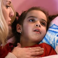 Masern: Mirella Kunzmann spricht mit ihrer kranken Tochter Aliana. Das Mädchen leidet an chronischer Masern-Gehirnhautentzündung.