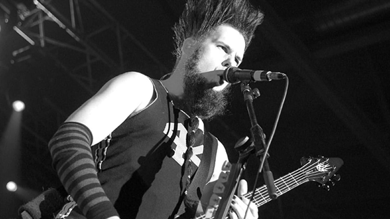 Sänger Wayne Static 2004 während eines Konzerts in Berlin.