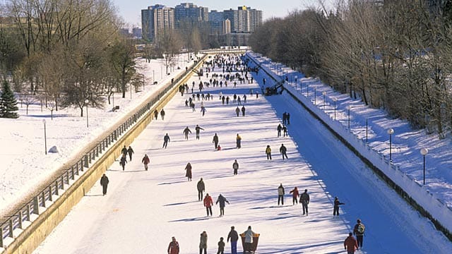 Im Winter beliebt ist das Schlittschuhlaufen auf dem Rideau Canal in Ottawa.