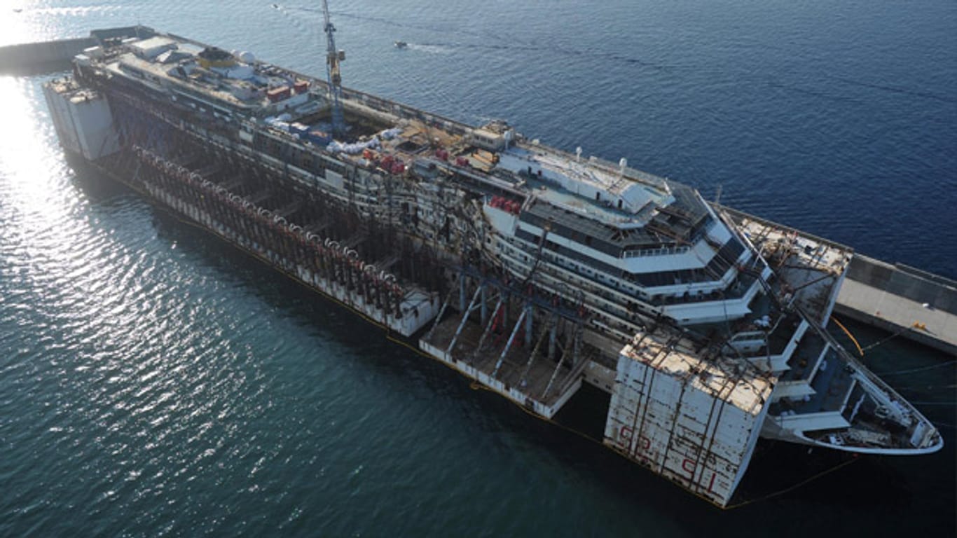 Die "Costa Concordia" liegt zum Verschrotten im Hafen von Genua. Nun wurde die Leiche eines letzten vermissten Besatzungsmitglieds gefunden.