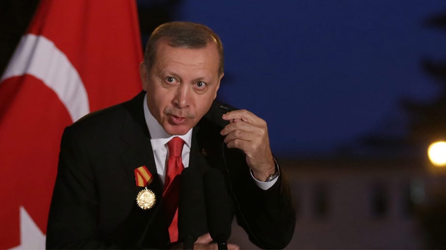 Der türkische Präsident Recep Tayyip Erdogan nimmt sein 2009 erlassenes Rauchverbot sehr genau. Der türkische Präsident Recep Tayyip Erdogan nimmt sein 2009 erlassenes Rauchverbot sehr genau.