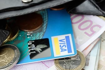 Portemonnaie mit Bargeld und Visacard