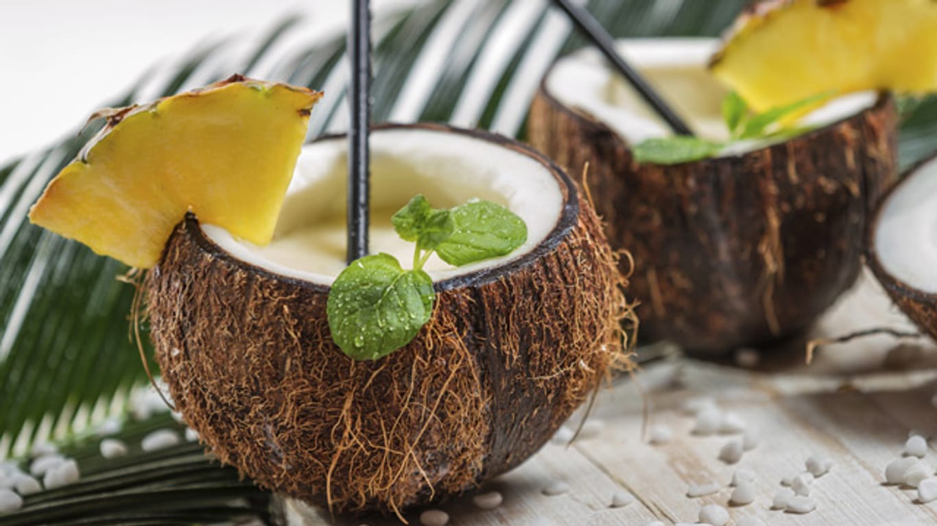 Kokosmilch ist eine tolle Zutat für einen leckeren Cocktail – und in einer Kokosnuss serviert der absolute Hingucker