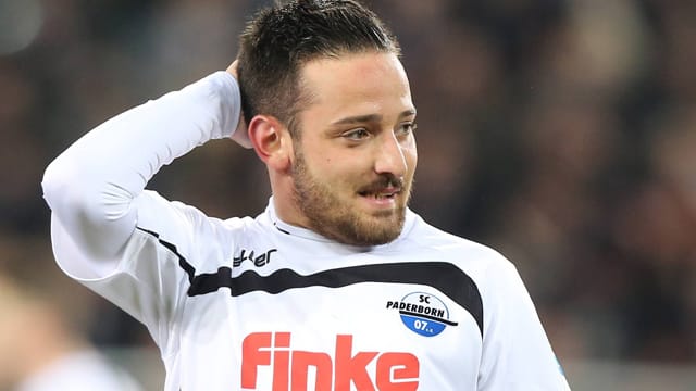 Ex-Paderborn-Stürmer Deniz Naki im September 2013 beim Zweitliga-Duell gegen seinen früheren Klub FC St. Pauli. Ex-Paderborn-Stürmer Deniz Naki im September 2013 beim Zweitliga-Duell gegen seinen früheren Klub FC St. Pauli.