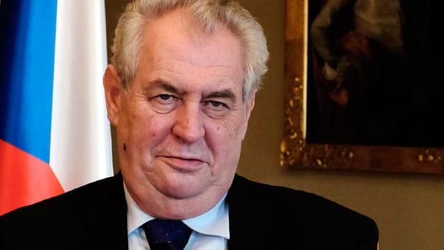 Milos Zeman ist sein knapp einem Jahr Präsident der Tschechen - und fällt immer wieder durch Eskapaden auf Milos Zeman ist sein knapp einem Jahr Präsident der Tschechen - und fällt immer wieder durch Eskapaden auf