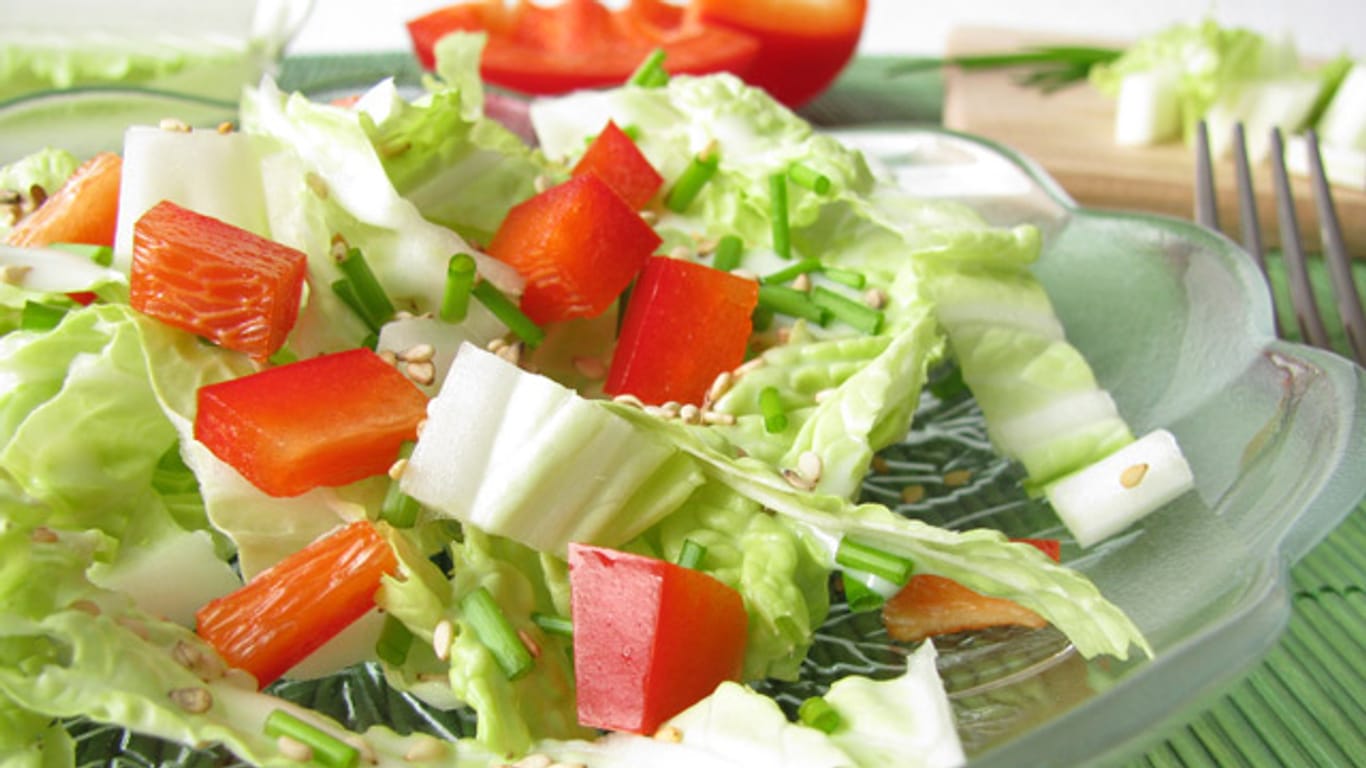 Chinakohl bleibt auch mit Dressing lange frisch und ist deshalb eine leckere Alternative zum Blattsalat