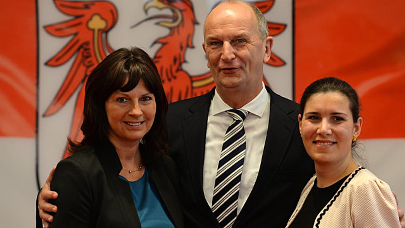 Kurz nach seiner Wahl zum Ministerpräsidenten: Dietmar Woidke (SPD) im Potsdamer Landtag gemeinsam mit Ehefrau Susanne (l) und seiner Tochter Anne