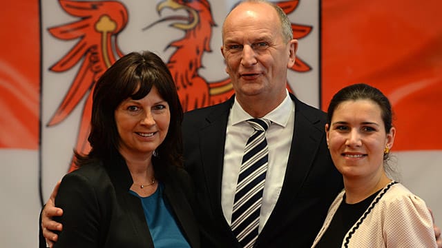 Kurz nach seiner Wahl zum Ministerpräsidenten: Dietmar Woidke (SPD) im Potsdamer Landtag gemeinsam mit Ehefrau Susanne (l) und seiner Tochter Anne Kurz nach seiner Wahl zum Ministerpräsidenten: Dietmar Woidke (SPD) im Potsdamer Landtag gemeinsam mit Ehefrau Susanne (l) und seiner Tochter Anne