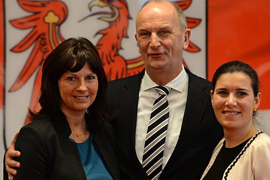 Kurz nach seiner Wahl zum Ministerpräsidenten: Dietmar Woidke (SPD) im Potsdamer Landtag gemeinsam mit Ehefrau Susanne (l) und seiner Tochter Anne