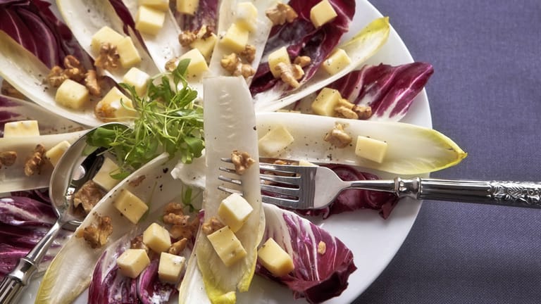 Chicorée und Radicchio werden häufig als Salat zubereitet.