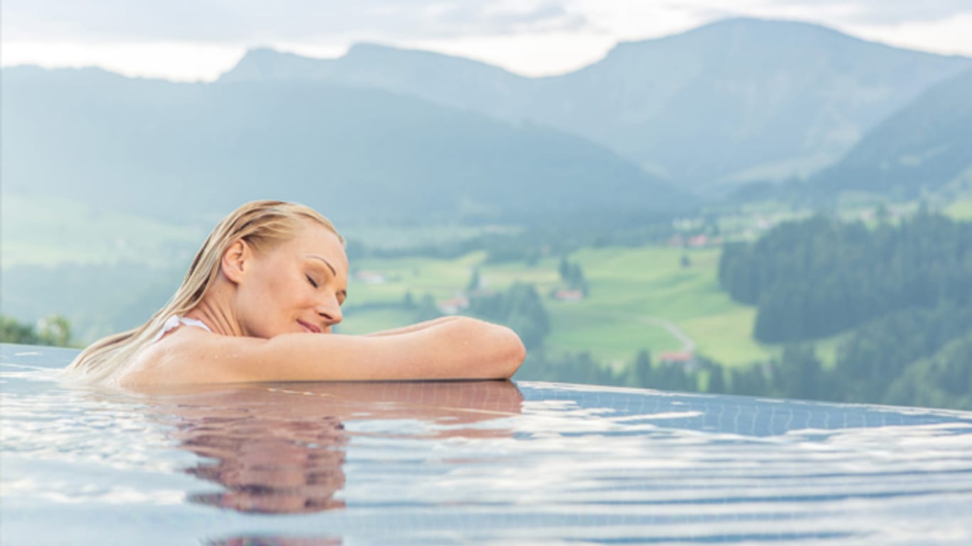 Den Gästen des "Bergkristall Natur & Spa Hotel" bietet sich ein Dreiländer-Panoramablick in die Alpen von Deutschland, Österreich und der Schweiz.
