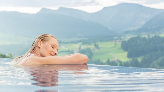 Den Gästen des "Bergkristall Natur & Spa Hotel" bietet sich ein Dreiländer-Panoramablick in die Alpen von Deutschland, Österreich und der Schweiz.