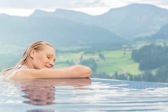 Den Gästen des "Bergkristall Natur & Spa Hotel" bietet sich ein Dreiländer-Panoramablick in die Alpen von Deutschland, Österreich und der Schweiz.
