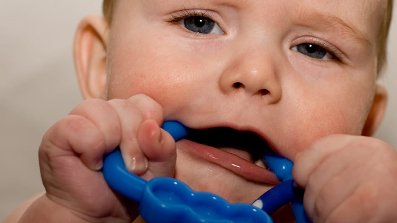 Baby: Für jedes Zähnchen ein paar Tränchen - das Zahnen kann sehr unangenehm sein.