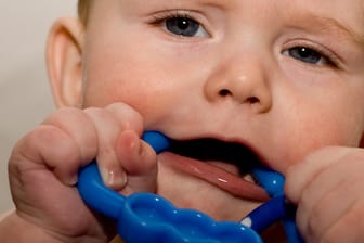 Baby: Für jedes Zähnchen ein paar Tränchen - das Zahnen kann sehr unangenehm sein.