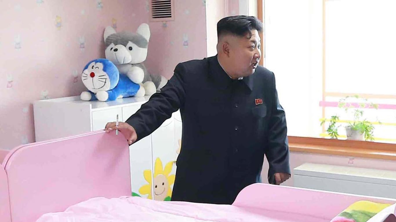 Zigarette in der Rechten und Plüschtiere in anzüglicher Pose machen Kim Jong Un im Netz zum Gespött.