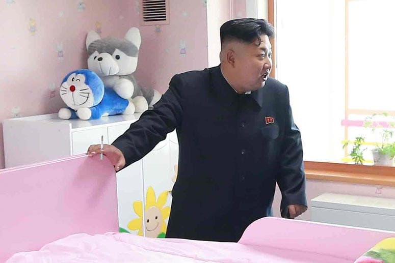 Zigarette in der Rechten und Plüschtiere in anzüglicher Pose machen Kim Jong Un im Netz zum Gespött.