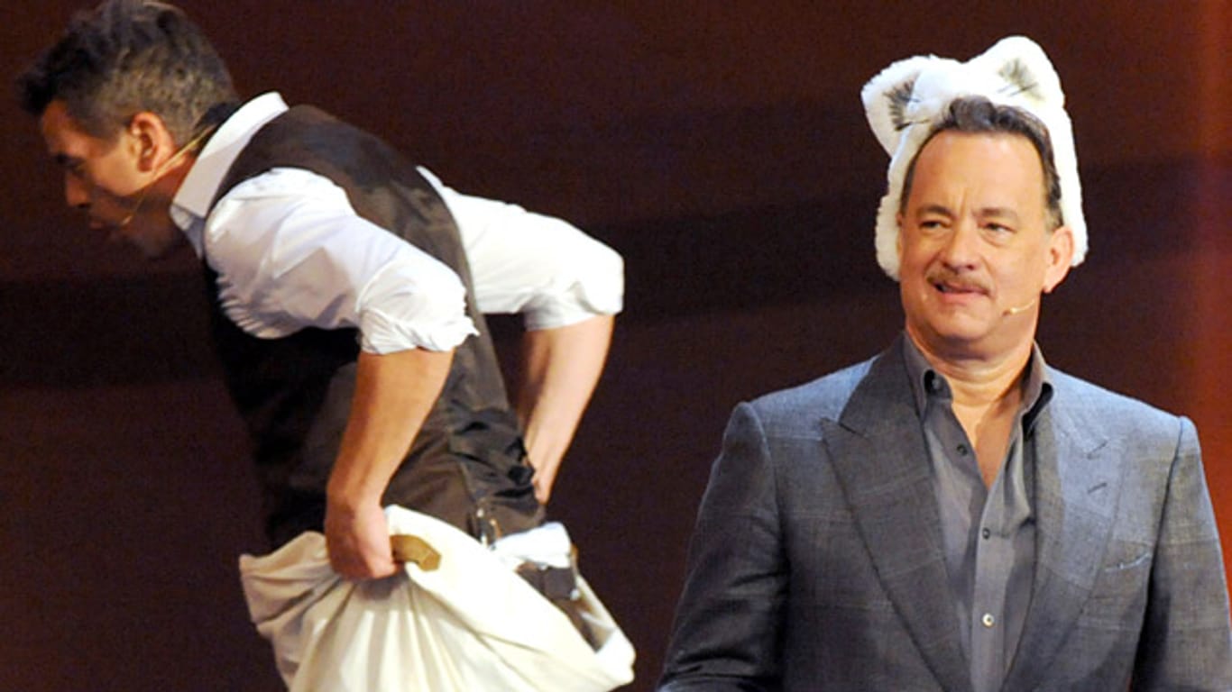 "Wetten, dass..?": Tom Hanks mokierte sich über seine Katzenmütze und den sackhüpfenden Markus Lanz.