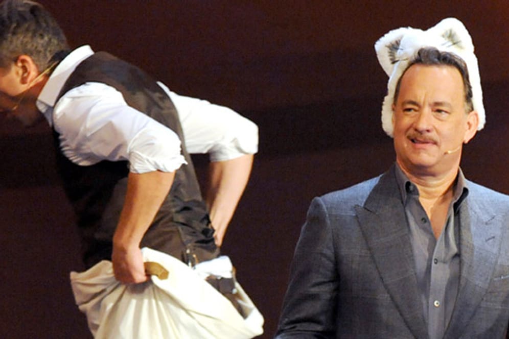 "Wetten, dass..?": Tom Hanks mokierte sich über seine Katzenmütze und den sackhüpfenden Markus Lanz.