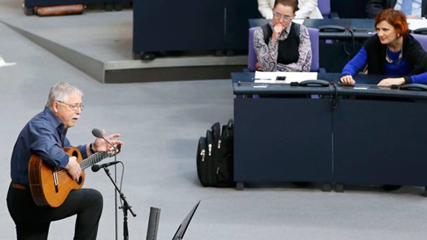 Die Linke kritisiert den Auftritt von Liedermacher Wolf Biermann. Mit auf dem Bild die Linksfraktion im Deutschen Bundestag.