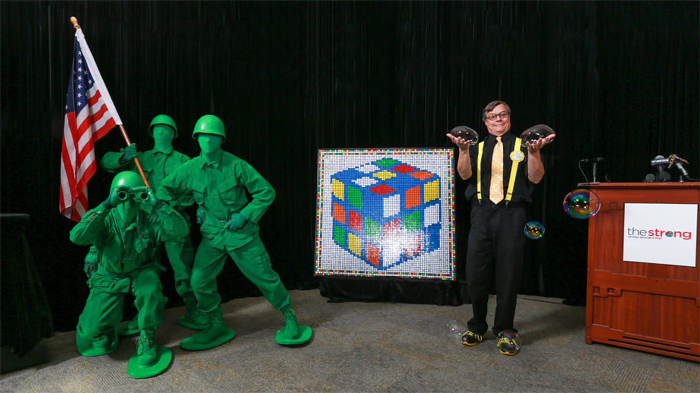 Der Zauberwürfel "Rubik's Cube" wurde mit den "Little Green Army Men" und den Seifenblasen in die Toy Hall of Fame aufgenommen.