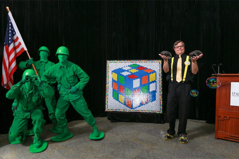 Der Zauberwürfel "Rubik's Cube" wurde mit den "Little Green Army Men" und den Seifenblasen in die Toy Hall of Fame aufgenommen.