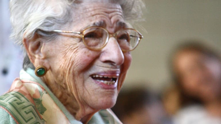 Sichtlich gerührt ist Madeline Scotto bei der Feier zu ihrem 100. Geburtstag in der St. Ephrem's Grundschule in New York.