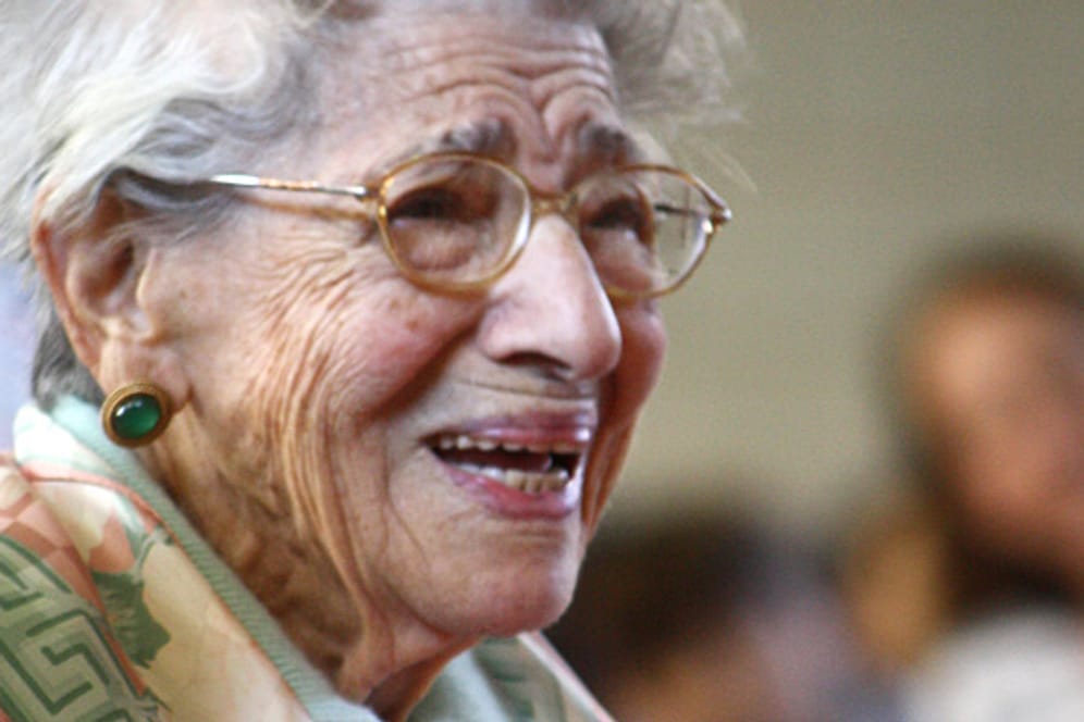 Sichtlich gerührt ist Madeline Scotto bei der Feier zu ihrem 100. Geburtstag in der St. Ephrem's Grundschule in New York.