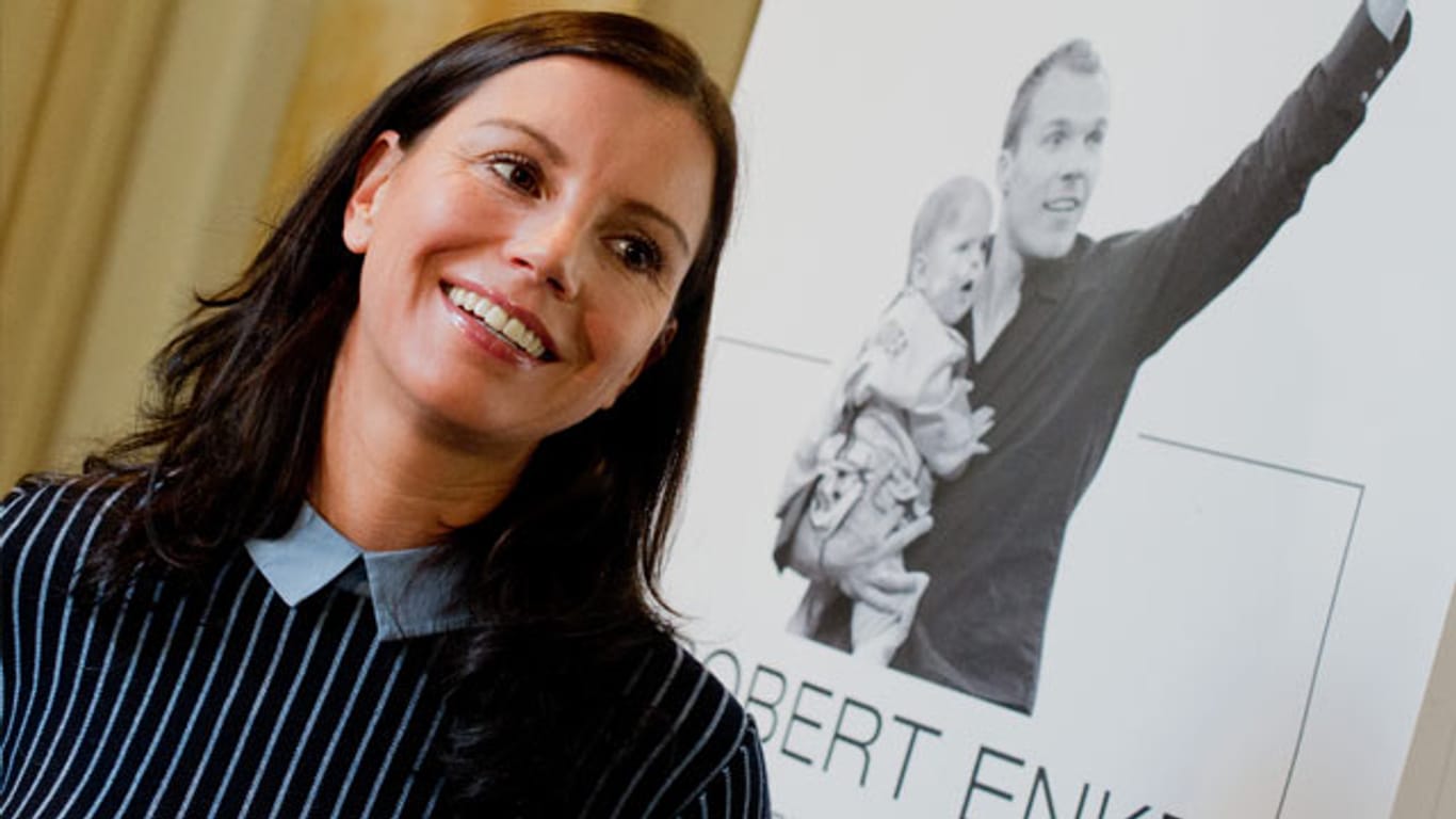 Teresa Enke vor einem Foto ihres 2009 verstorbenen Mannes.